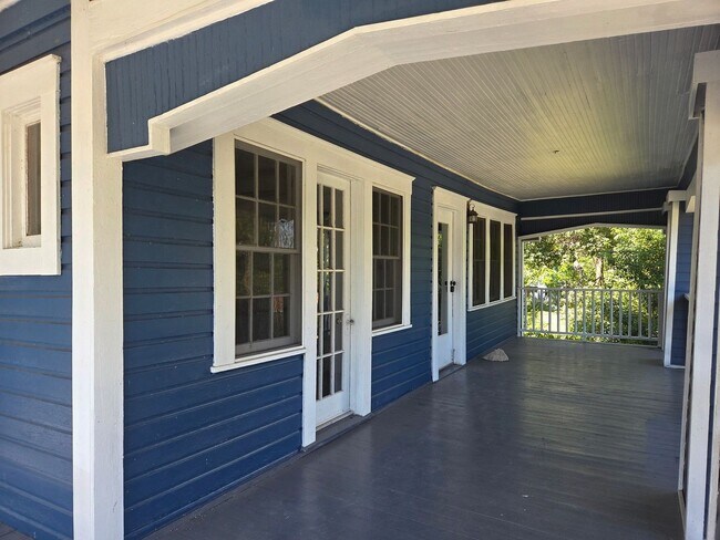 Building Photo - Move in Ready Historic Home in Downtown Cl...