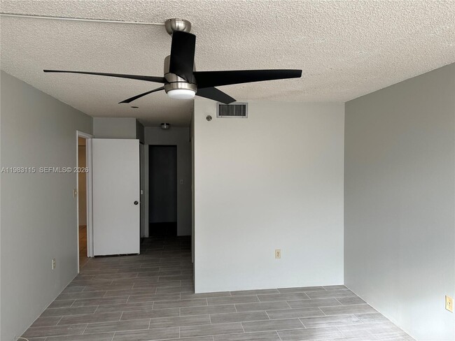 Building Photo - 1100 St Charles Pl