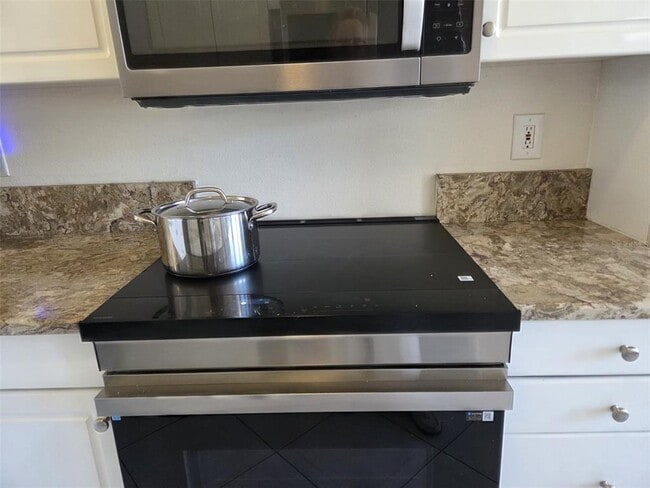 Building Photo - 2547 Estancia Blvd