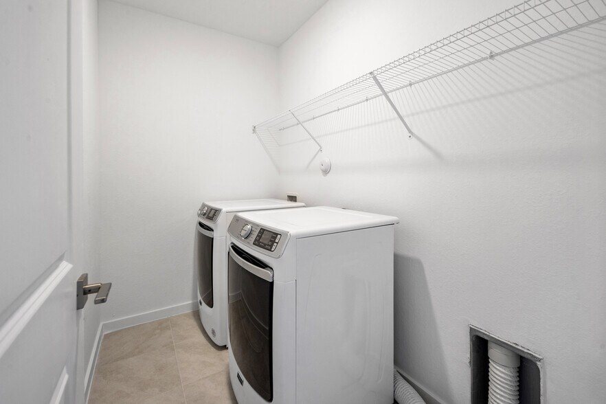 Large laundry room with storage - 409 NW 17th St
