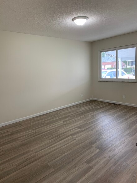 Living room - 961 Fairlawn Ave