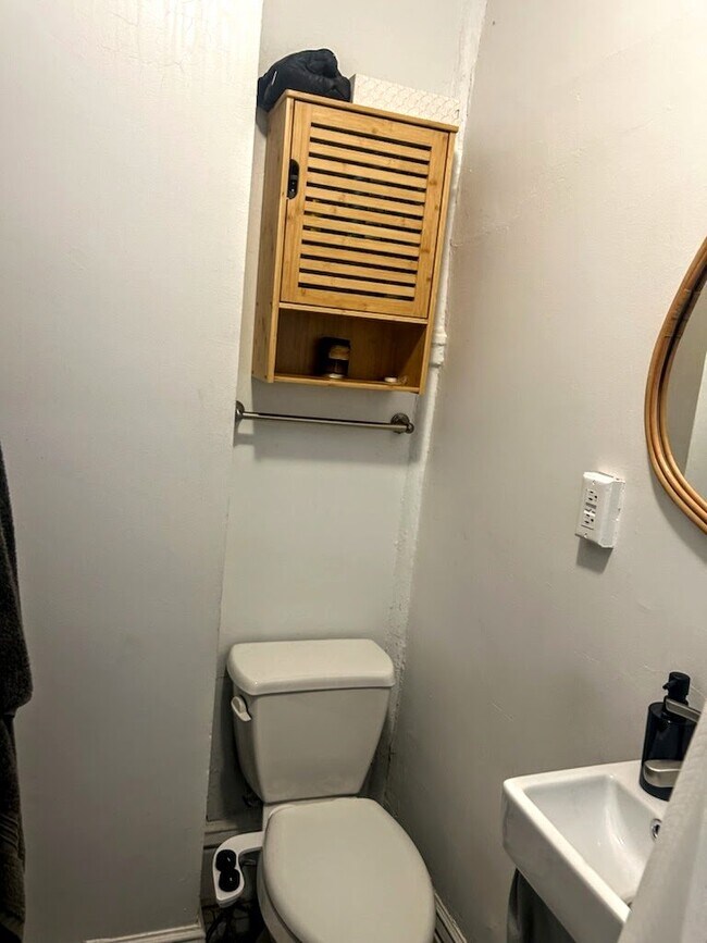 Building Photo - 1 Bedroom + Den (Lower) & 2 Bedroom (Upper)  - St. Paul Duplex - Both Units Avaialble