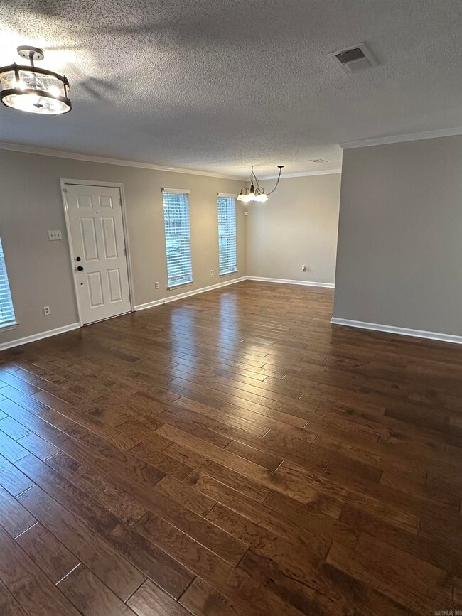 Building Photo - 9 Oak Forest Dr