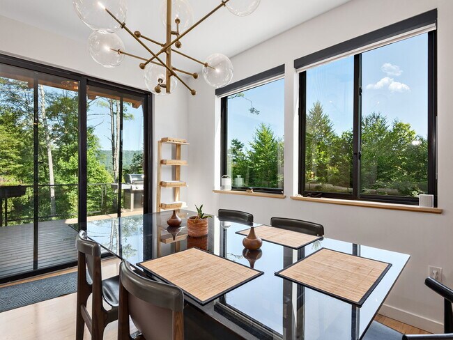 Building Photo - Creek Side *Unfurnished