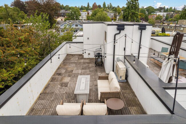 Building Photo - 913 10th Ave E