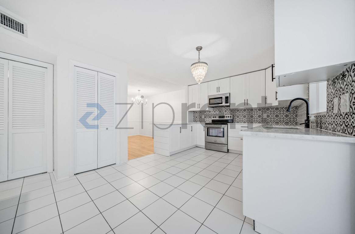 Building Photo - Unit 4