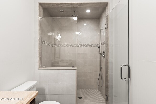 Building Photo - 558 Cedar Ave