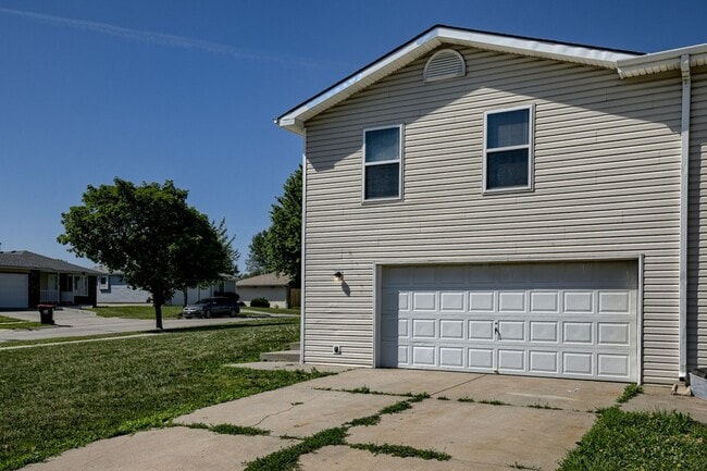 Building Photo - Spacious Duplex Close to Schools, UNL, Haymarket, and I-80 TOTALLY REMODELED