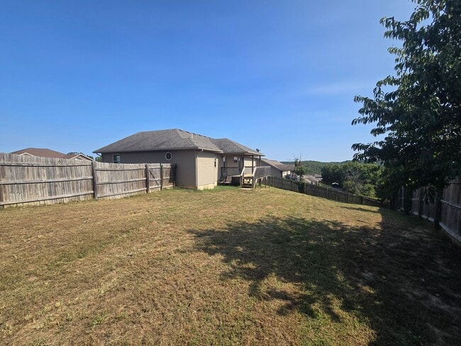 Building Photo - Fenced home close to FLW!