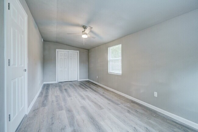 Building Photo - Remodeled 2 Bedroom + Bonus Room