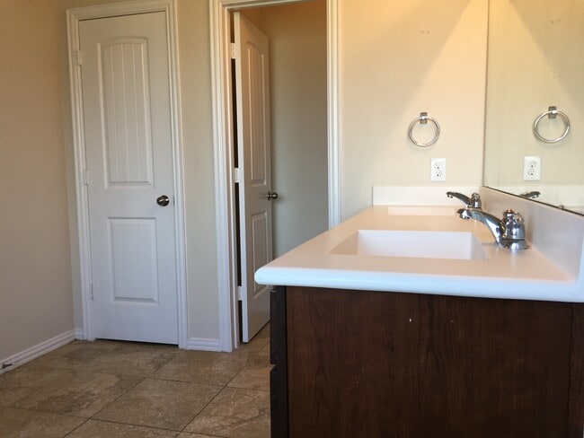 Building Photo - Great Open Floor Plan in Buda