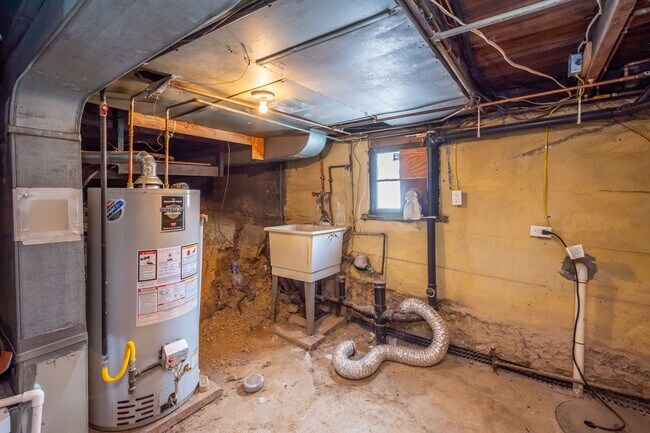 Building Photo - COZY 2 BEDROOM GEM IN THE MONROEVILLE NEIG...