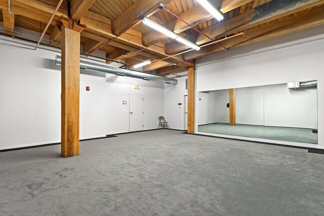 Building Photo - 1040 W Adams St