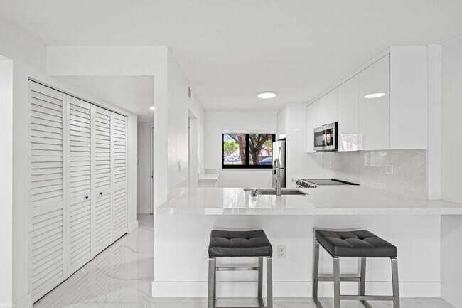 Building Photo - 510 W Park Dr