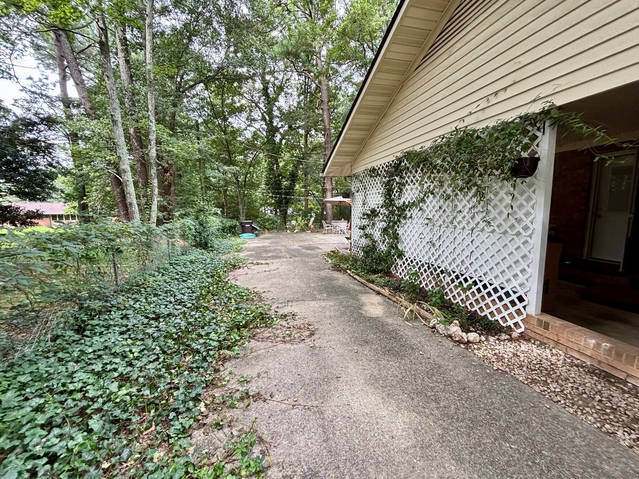 Building Photo - 833 Brandon Rd