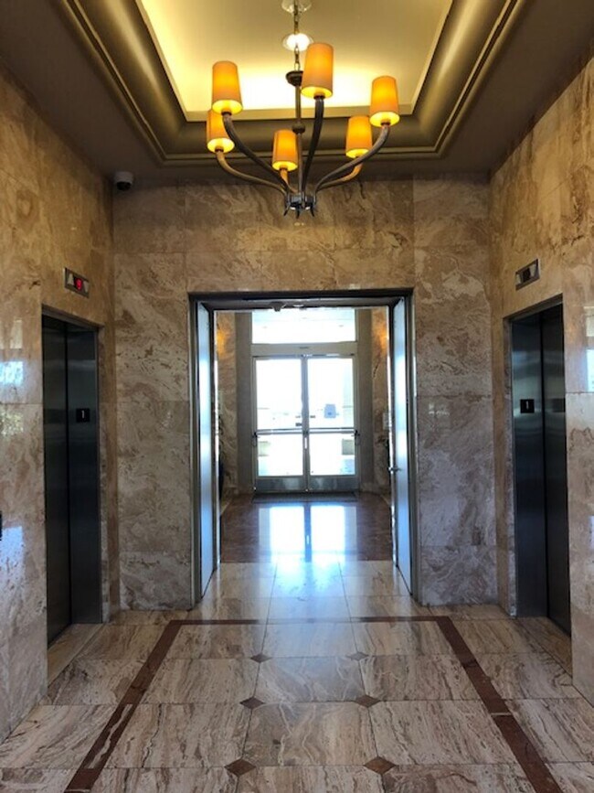 Building Photo - Large 1 bedroom 1 bath in Luxury High Rise...
