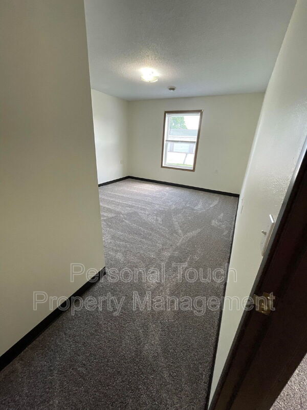 Building Photo - 435 22nd St E
