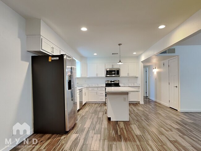 Building Photo - 1544 W 6th St