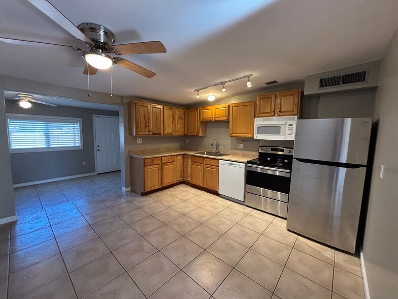Building Photo - 4007 S Winter Palm Dr