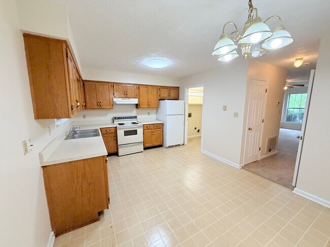 Building Photo - 2 Bedroom, 1 1/2 Bathrooms - Townhouse West Rome