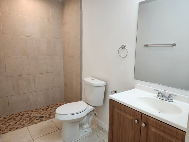 Building Photo - Exceptional 3 bed 2 bath 1 car garage dupl...