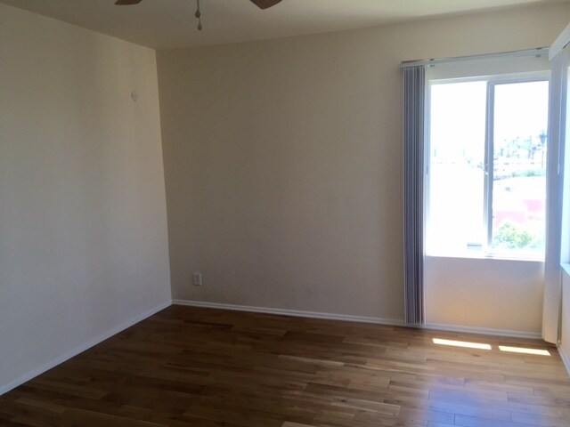 Building Photo - 327 N Mariposa Ave