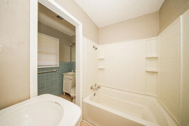 Building Photo - 2204 NW Denver Ave