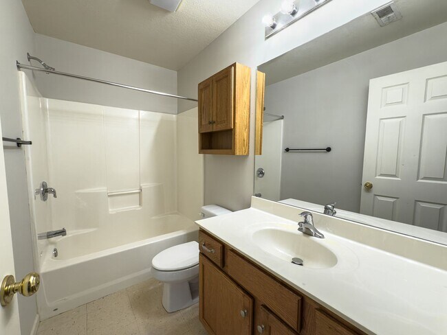 Building Photo - 2563-2563 E Morris Dr