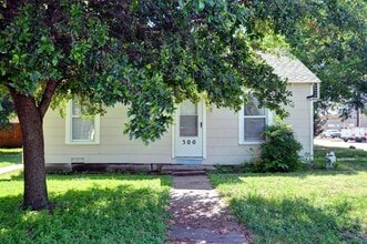Building Photo - 300 Meadow Park Dr