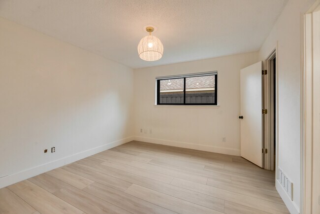 Building Photo - 2605 Glenhaven Dr