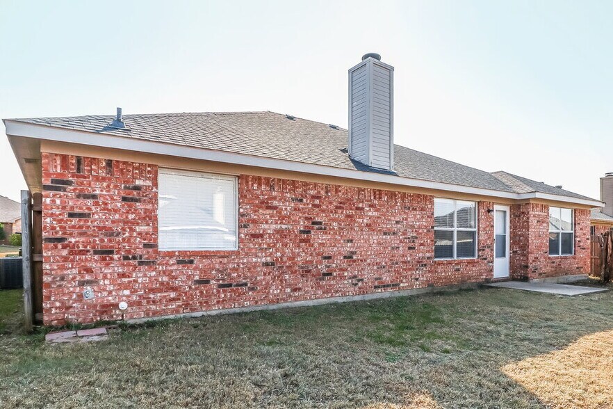 Building Photo - 617 St Eric Dr