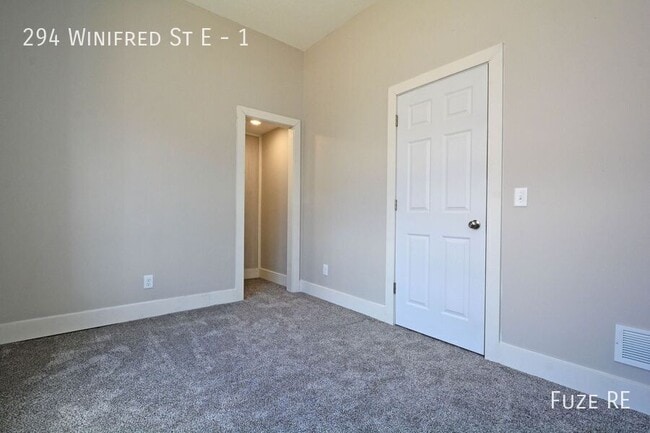 Building Photo - 294 Winifred St E