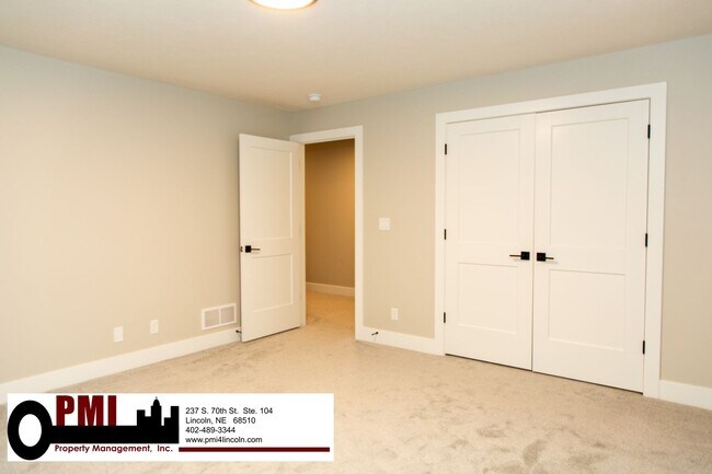 Building Photo - 5 Bedroom and 3 Bathroom House