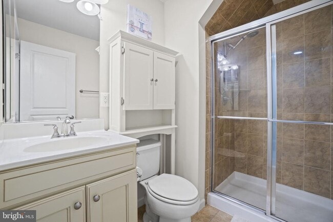 Building Photo - 2509 S Kenmore Ct