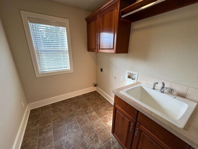 Building Photo - 4 Bedroom - 2 1/2 Bath Tualatin Home