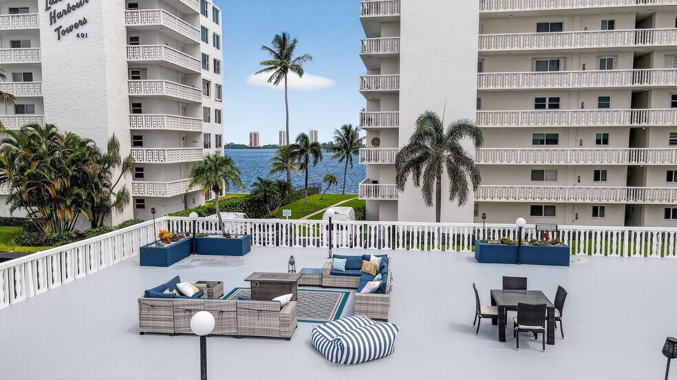 Building Photo - 301 Lake Shore Dr