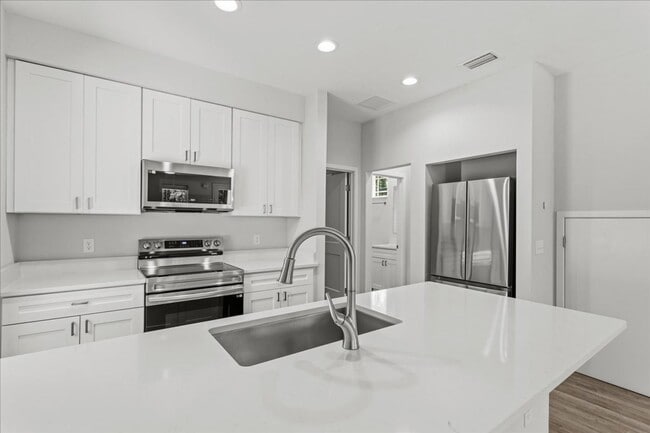 Building Photo - 516 SW 7th Pl