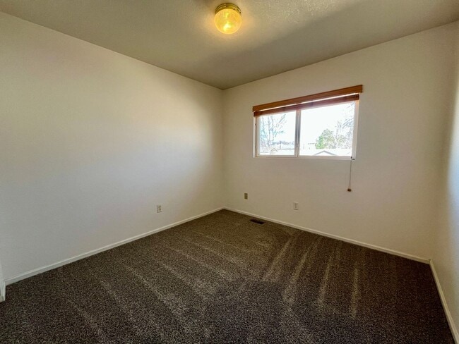 Building Photo - Adorable 3 story, 3BR/3.5BA Townhome w/ detached garage!