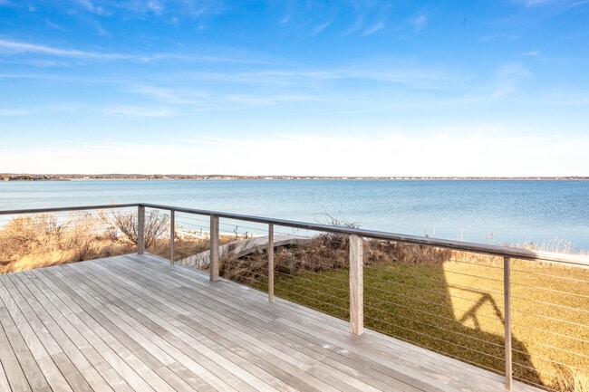 Building Photo - 1025 Flying Point Rd