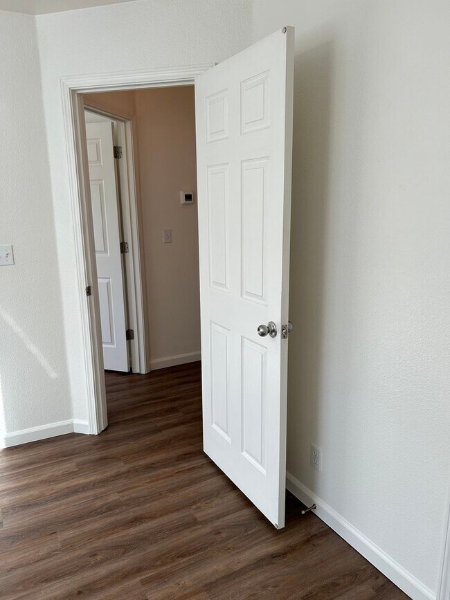 Building Photo - 582 Morgan Dr