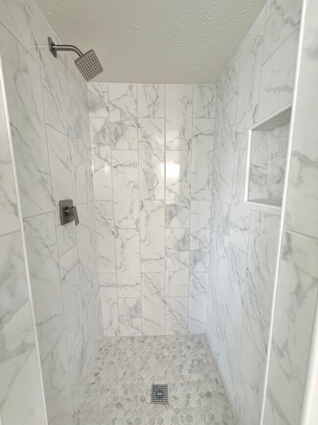Building Photo - Open House June 20th | 3 Bedroom Townhome in Holladay