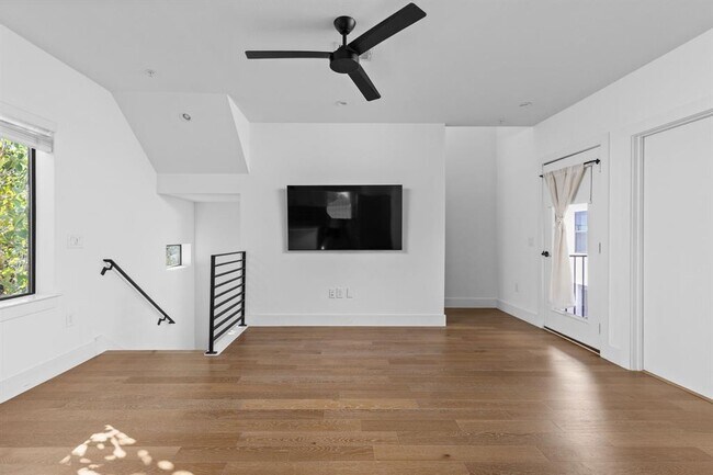 Building Photo - 1128 Chicon St