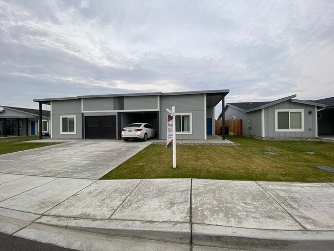 Primary Photo - Modern 3 Bedroom, 2 Bathroom Townhouse for...