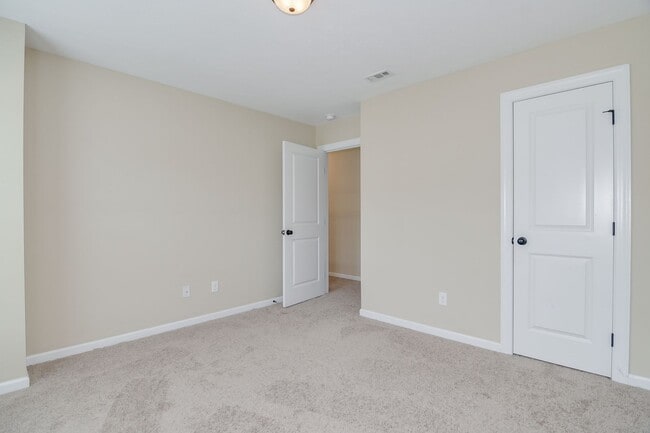 Building Photo - Canterbury Farms - 4 Bed 2.5 Bath