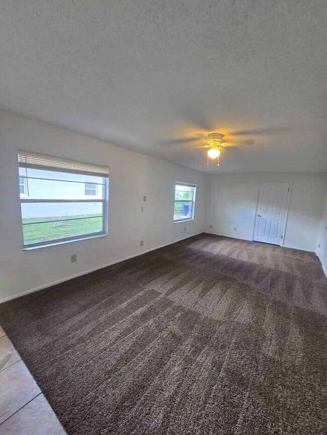 Building Photo - Lovely 1/2 Duplex in St Cloud
