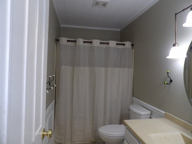 Building Photo - 6095 Courtly Alcove