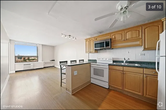 Building Photo - Sunny 1bd condo with huge window & great c...