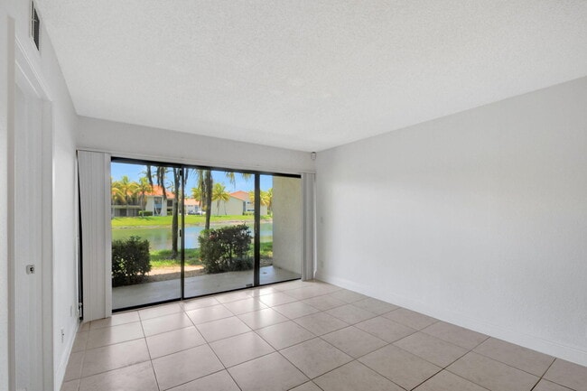 Building Photo - 1495 Lake Crystal Dr