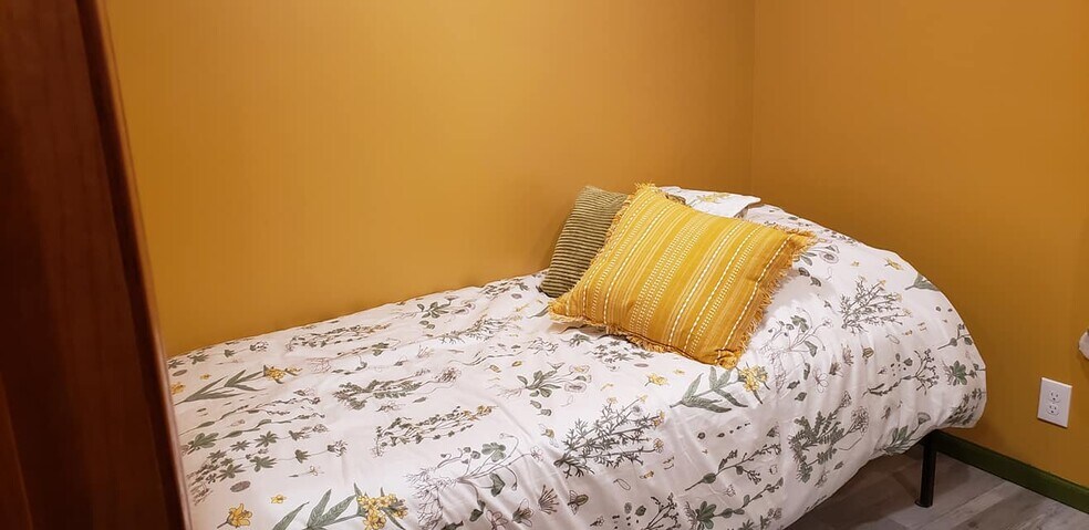 bedroom - 401 S Baltimore St