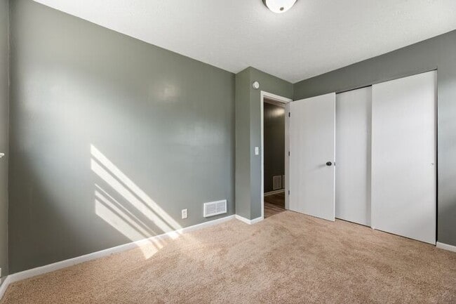 Building Photo - New listing -